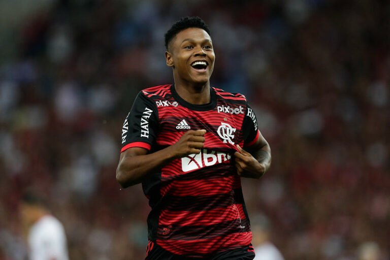 Flamengo divulga prazo para o retorno de Matheus França