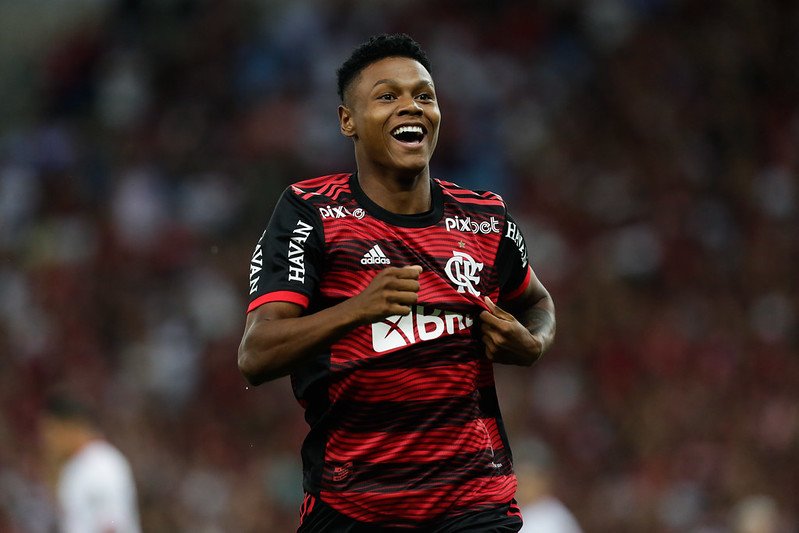Flamengo anuncia renovação Matheus França.