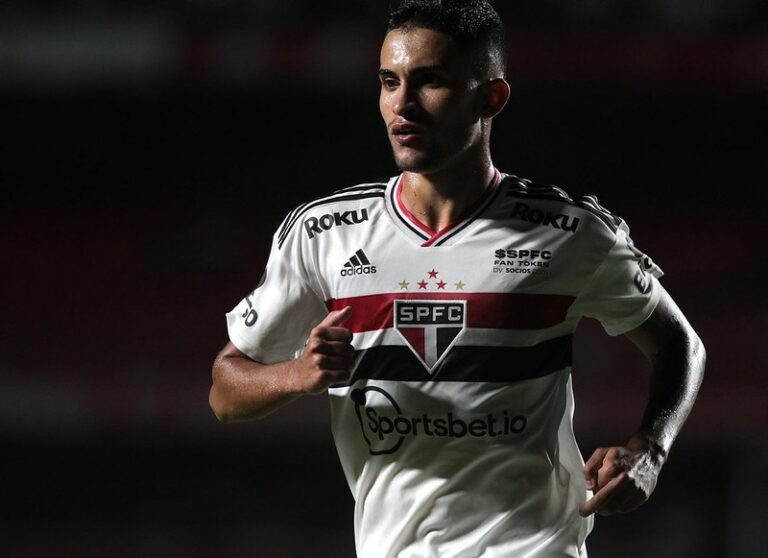 Rodrigo Nestor tem negociações estagnadas no Botafogo
