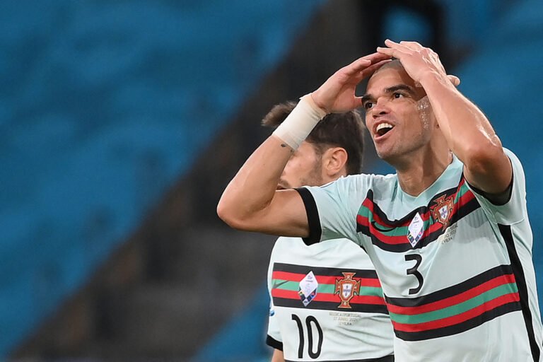 Pepe testa positivo à Covid-19 e desfalca Portugal; Tiago Djaló é o substituto