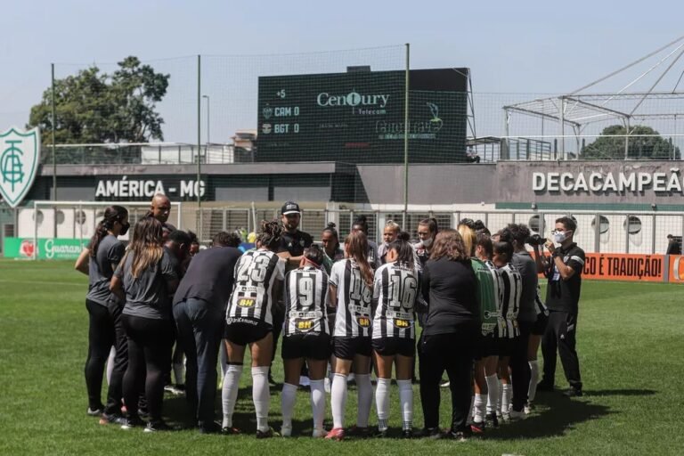 Presidente do Atlético-MG visita treino do futebol feminino, e exalta vitória no clássico