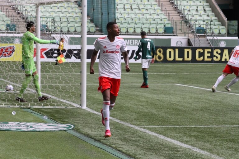 Volante destaque do Sub-20 assina em definitivo com o Inter