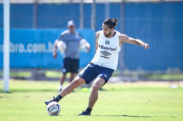 Benítez perde espaço, mas cresce nos treinamentos e pode receber outra chance no Grêmio