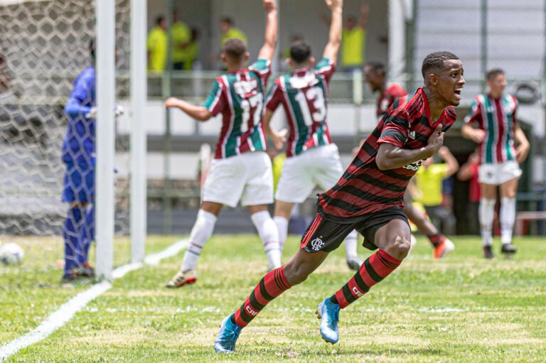 Fortaleza acerta a contratação de Carlos Daniel, do Flamengo