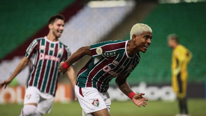 John Kennedy dá susto durante o treinamento no CT do Fluminense