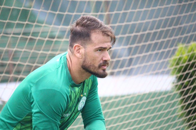 Matheus Cavichioli se recupera de procedimento cardíaco, e volta aos treinamentos no América-MG