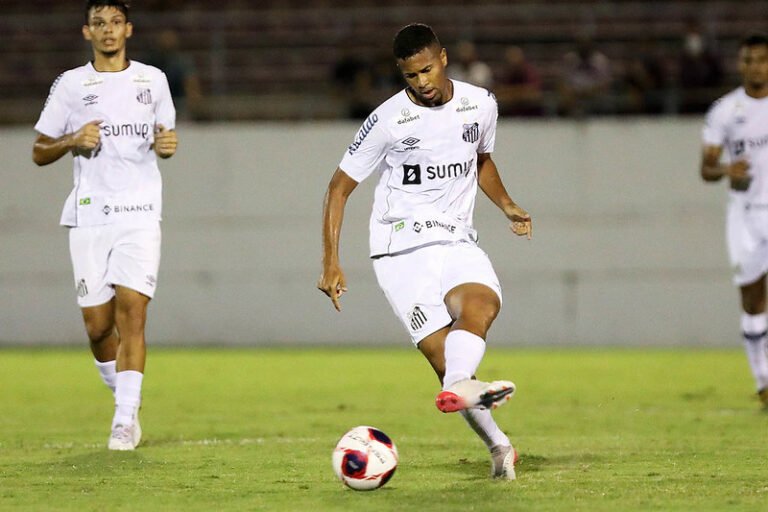 Rotina de Ed Carlos no Santos segue com indefinições
