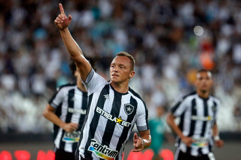 Botafogo renova com Carlinhos até novembro