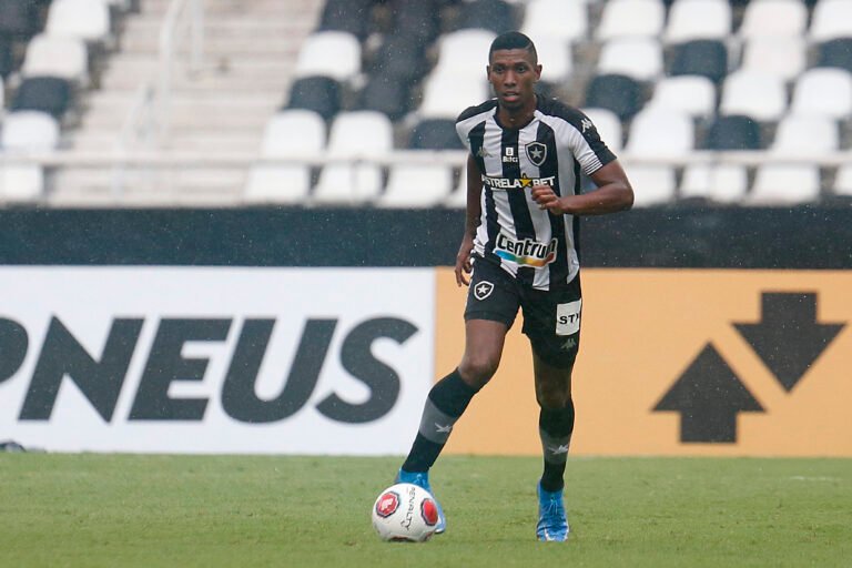 Botafogo está perto de renovar o contrato de Kanu por mais quatro anos