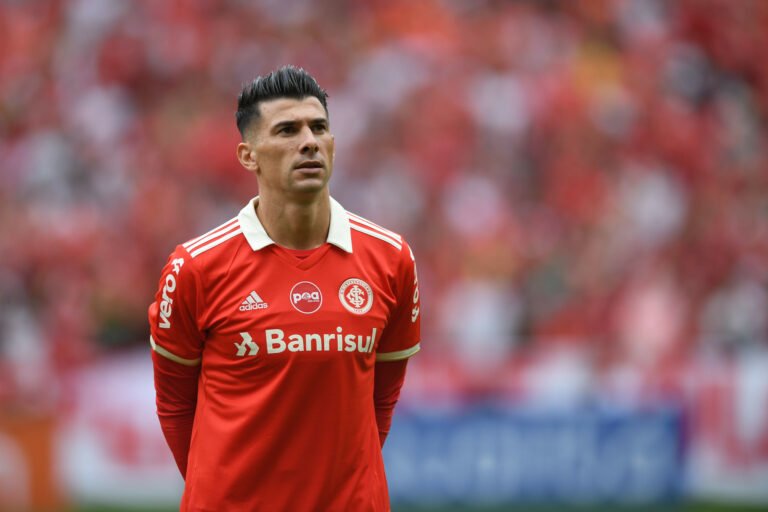 Internacional economiza valor milionário com saída de Victor Cuesta