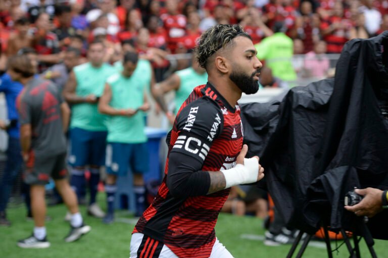 Atlético de Madrid prepara oferta de R$ 152 milhões por Gabigol, diz jornalista