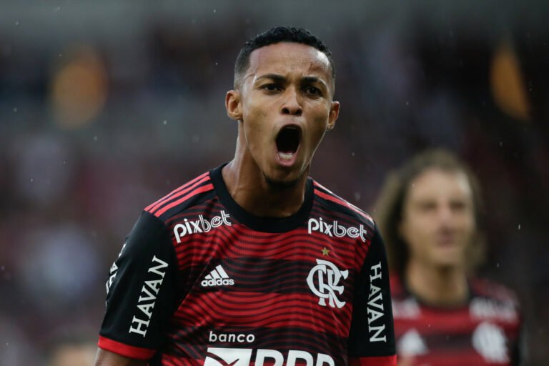 Lázaro ganha espaço, aumento salarial e moral com Paulo Sousa no Flamengo