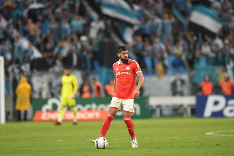 Bruno Méndez confirma negociação para permanecer no Inter