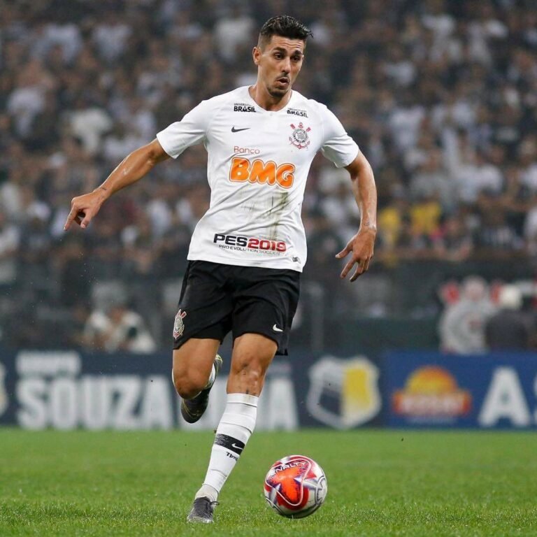 América-MG anuncia a contratação de Danilo Avelar