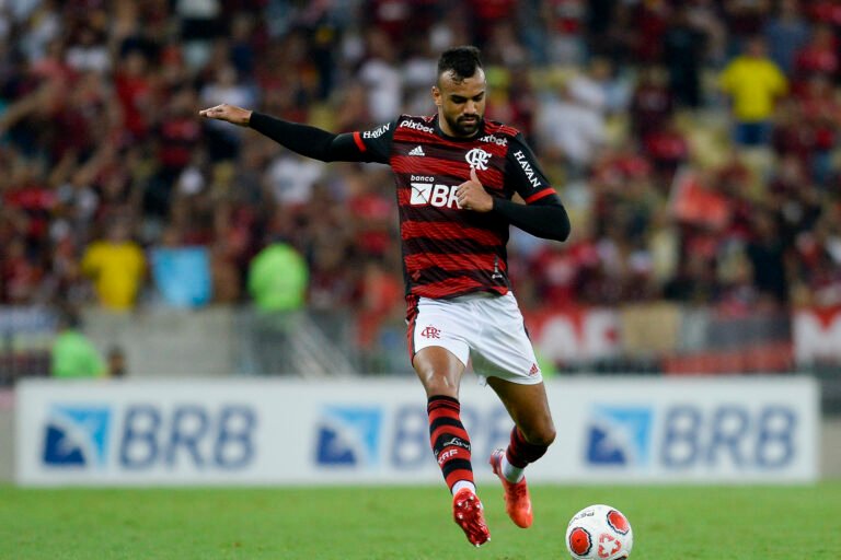 Após pancada, Fabrício Bruno não preocupa e deve ser titular contra o Fluminense