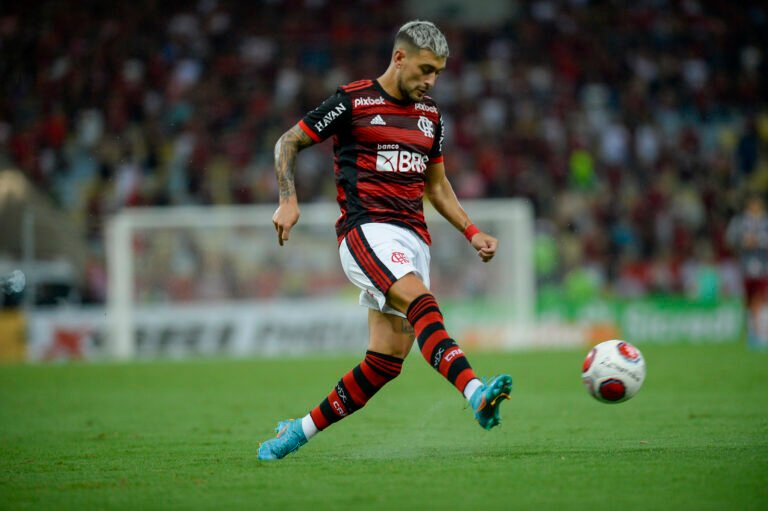 Arrascaeta manda recado para torcida do Flamengo antes de decisão do Carioca