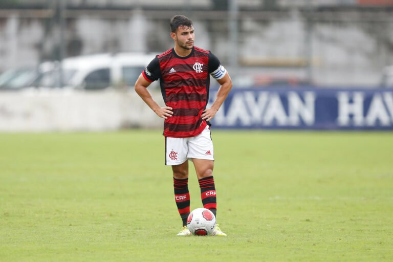 Joia da base do Flamengo é relacionada para enfrentar o Palmeiras
