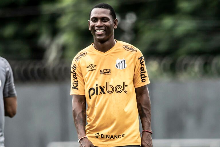 Angulo e Jhojan Julio aparecem no BID e podem estrear pelo Santos contra o Fluminense
