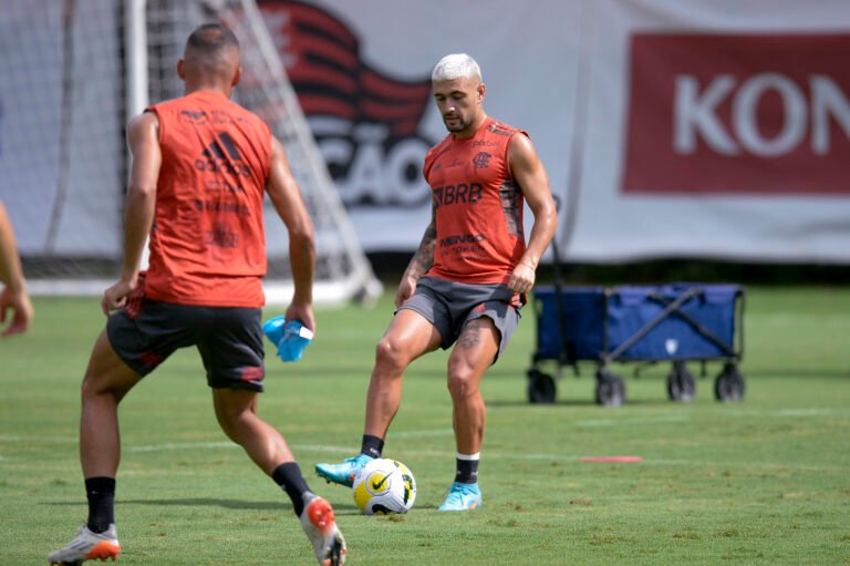 Arrascaeta treina normalmente e deve ficar disponível para estreia do Brasileirão