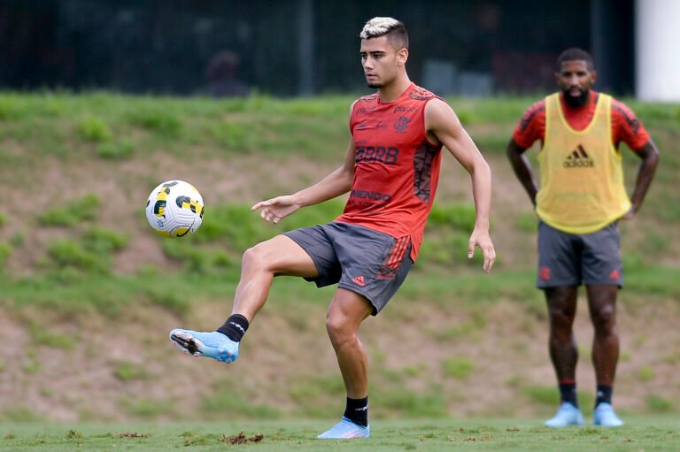 Andreas Pereira fica abalado após cobrança de torcedores no CT do Flamengo