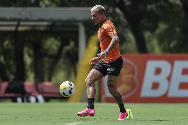 Zaracho, Réver e Vargas voltam aos treinos com bola e são reforços para estreia no Brasileirão 2022