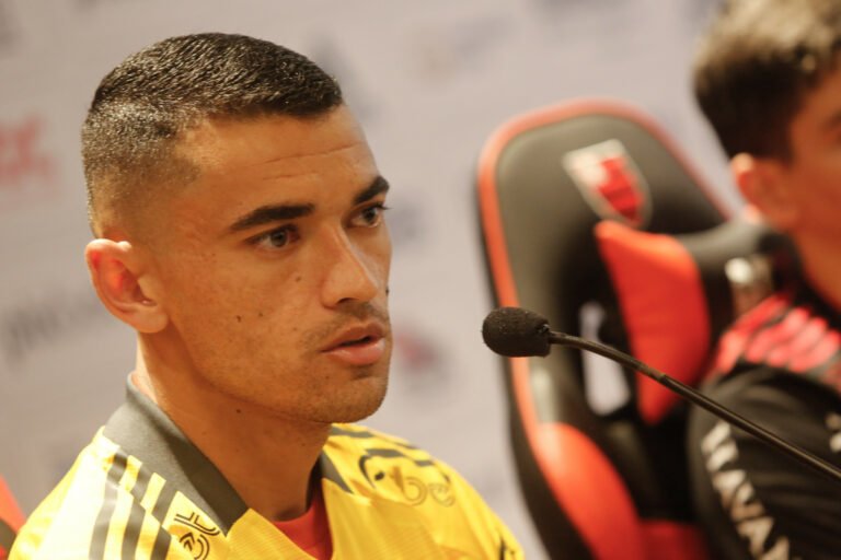 Santos comenta sobre jogar com os pés e se diz preparado para atuar pelo Flamengo
