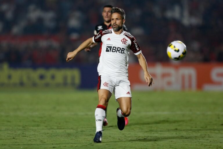 Sem espaço no Flamengo, Diego Ribas recebe sondagem do mundo árabe