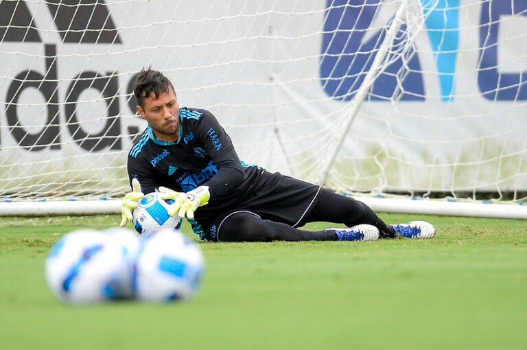 Situação de Diego Alves é observada de perto pelo São Paulo, afirma jornalista