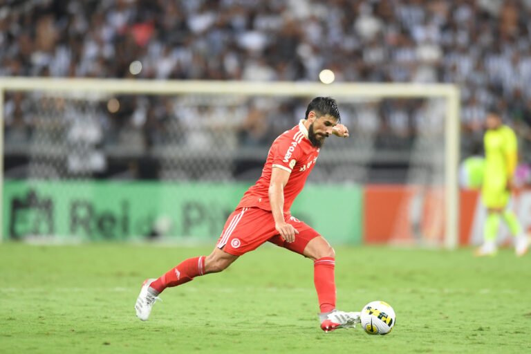 Inter tenta diminuir pedida do Corinthians por Bruno Méndez, mas zagueiro retornará ao Timão após empréstimo
