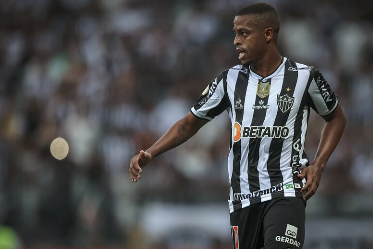 Keno desfalca Atlético na Libertadores e vira preocupação para o jogo diante o Athletico-PR