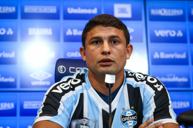Elkeson fala sobre dificuldades e elogia CT do Grêmio: “Fiquei impressionado”