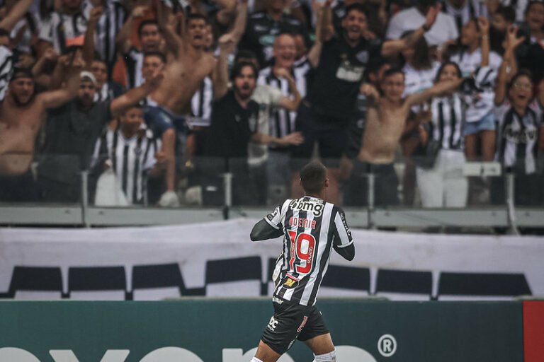 Ademir fala sobre boa fase na carreira e elogia rodízio de Turco Mohamed