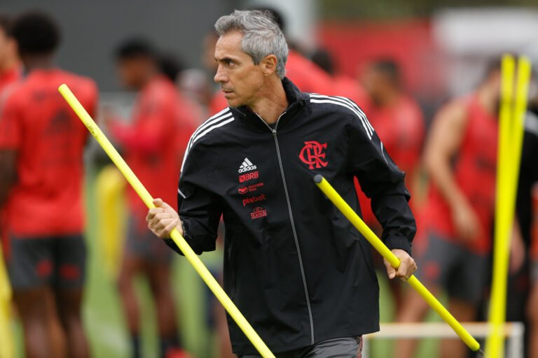 Paulo Sousa ganha apoio de líderes do elenco e muda postura no Flamengo