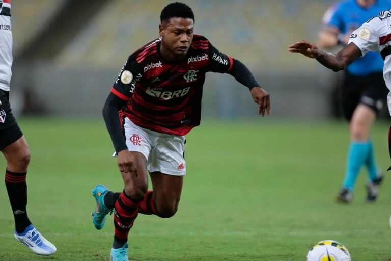 Flamengo soma nove problemas físicos e liga sinal de alerta