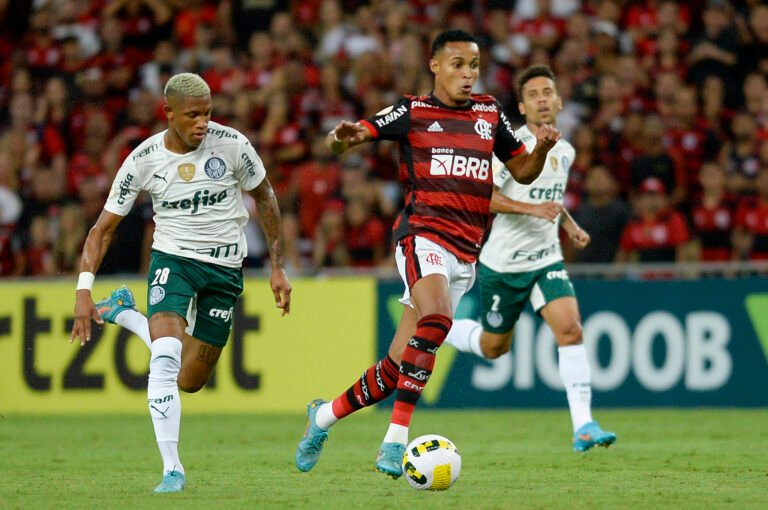 Lázaro cumpre meta contratual e recebe aumento salarial no Flamengo