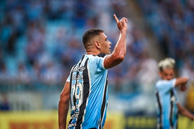 Roger Machado elogia Diego Souza: “Média que encontra no futebol europeu”