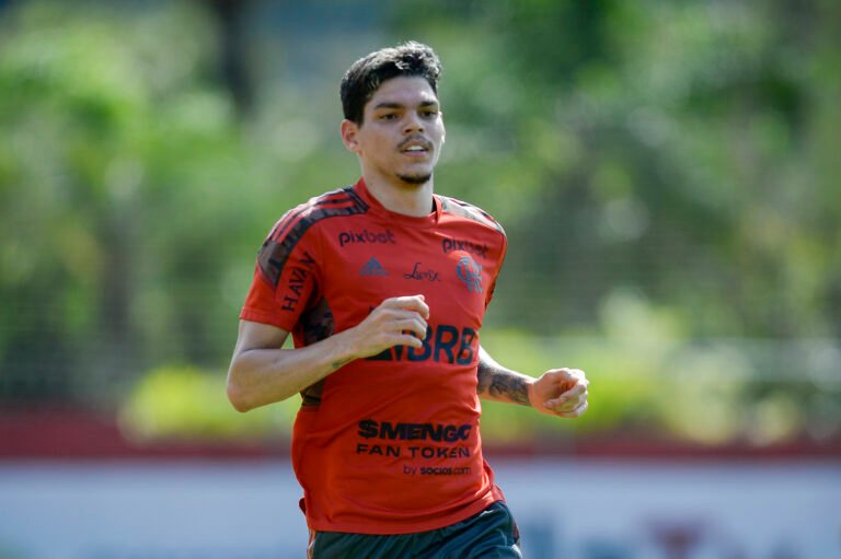 Flamengo evita ‘queimar etapas’, mas vê estreia de Ayrton Lucas próxima