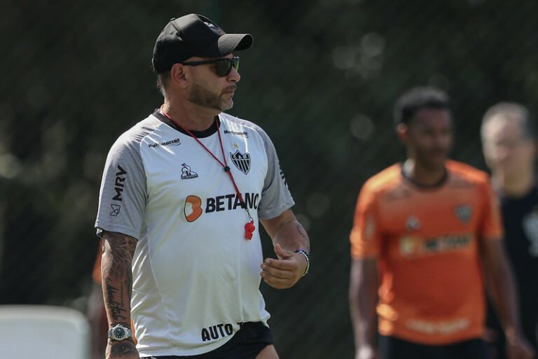 Com foco na Libertadores, Turco Mohamed fala em vantagem no Brasileirão e time descansado diante o Del Valle