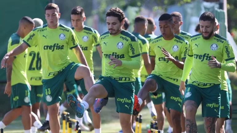 Palmeiras treina antes de viajar para o Equador