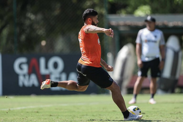 Hulk agradece palavras de Calleri, do São Paulo, e elogia o atacante argentino