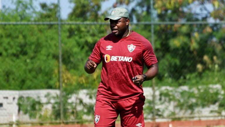 Marcão deve desfazer esquema com três zagueiros contra o Coritiba; confira provável time