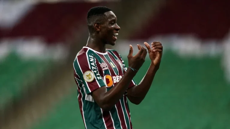 Fluminense estuda contratação de atacante de velocidade, diz jornalista