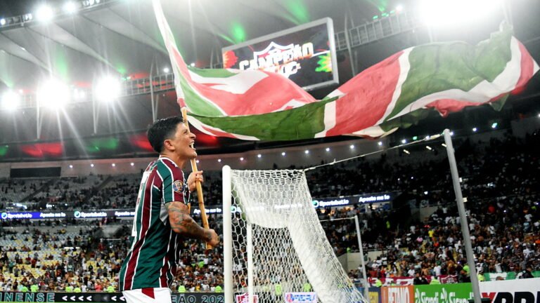 Após título do Fluminense, Cano aparece em vídeo cantando música provocando o Vasco