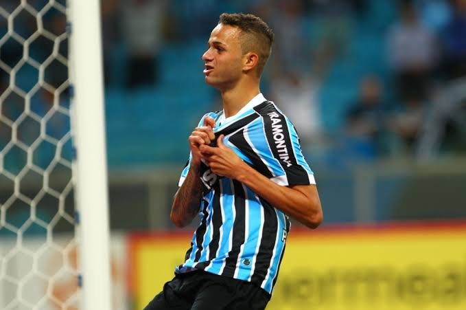 Ídolo gremista vive dilema em busca de um novo destino