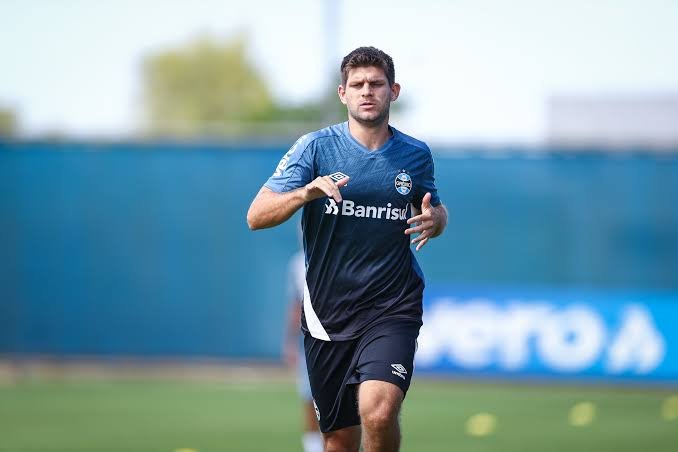 Ídolo gremista pode retornar aos gramados em breve