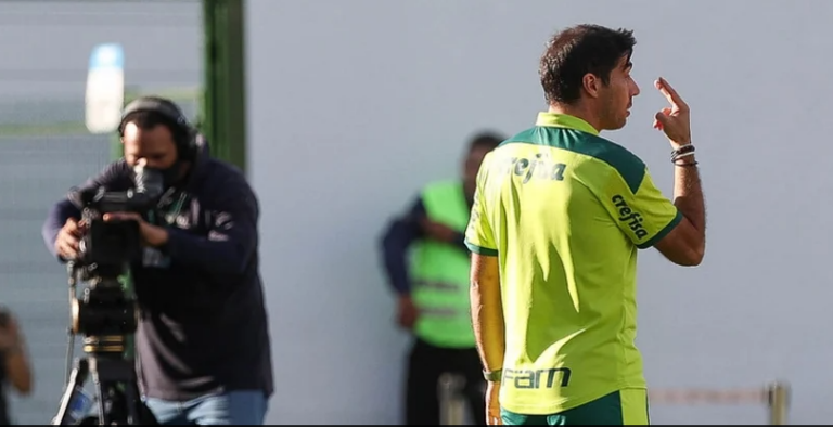 Abel  reclama de arbitragem após empate com Goiás: “Começam a ser situações a mais contra o Palmeiras”