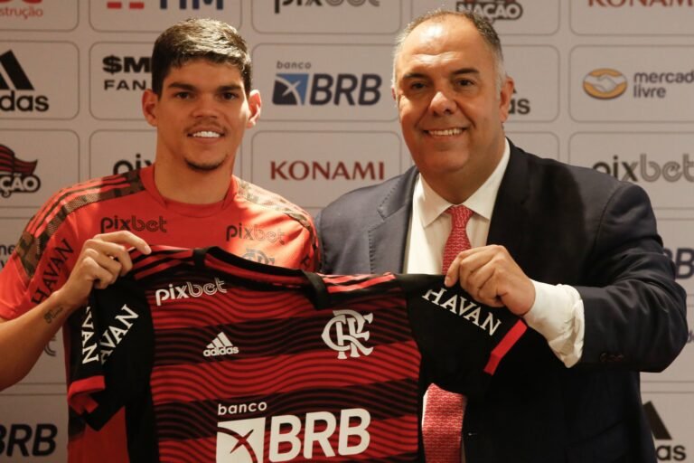 Ayrton Lucas revela a posição que se sente mais confortável para atuar no Flamengo