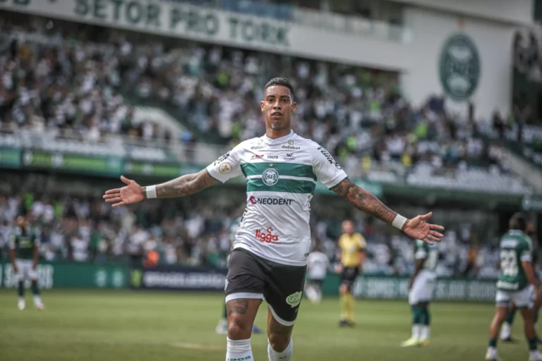 Destaque do Coritiba, Alef Manga foi vetado pela diretoria do Santos