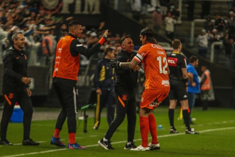 Vitor Pereira fala sobre participação de Cássio em gol do Corinthians