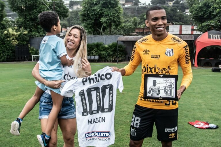 Madson recebe placa e celebra 100 jogos pelo Santos: “Orgulho que nem todos podem ter”
